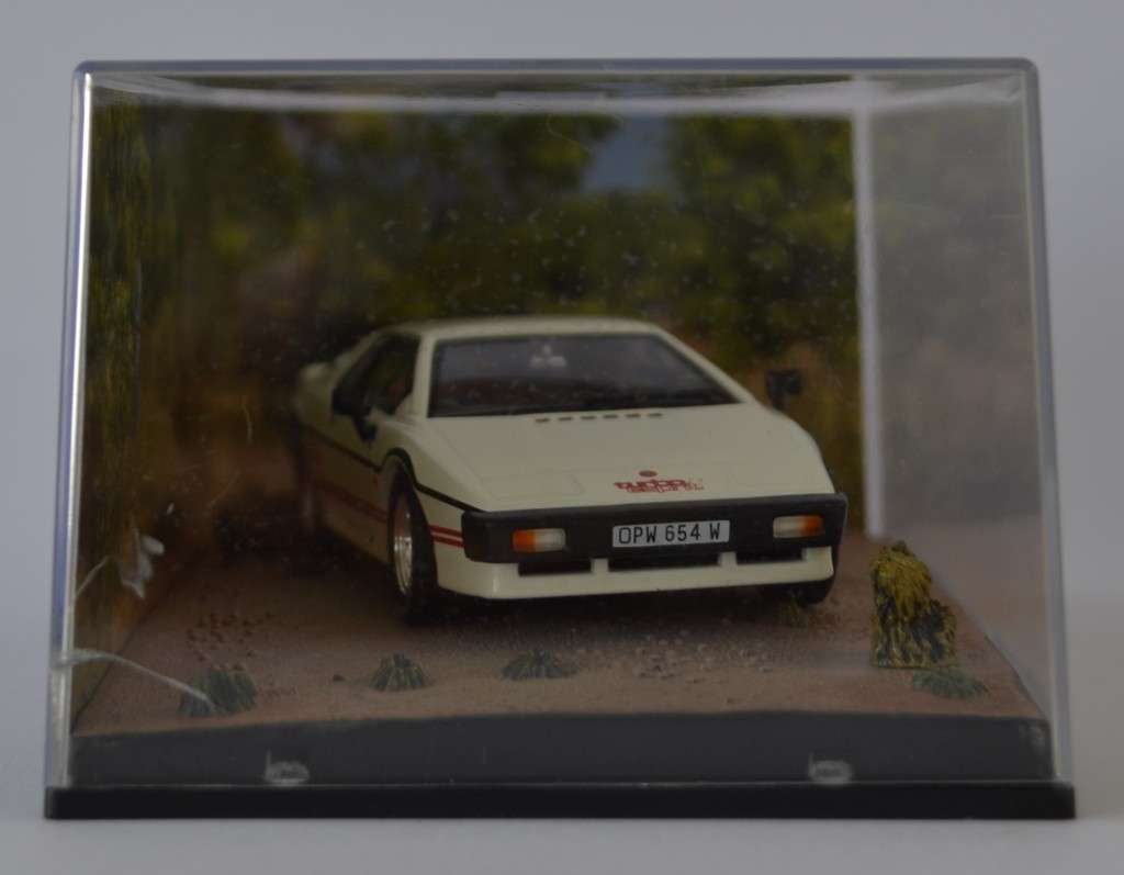 James Bond 007 Lotus Esprit Turbo - For Your Eyes Only Model Car Scale 1:43 as per photo