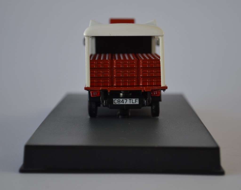 James Bond 007 Rangemaster - The Living Daylights Model Car Scale 1:32 as per photo