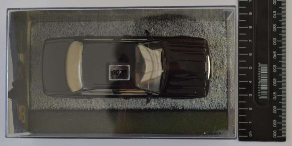 James Bond 007 Jaguar XJ8 - Casino Royale Model Car Scale 1:43 as per photo