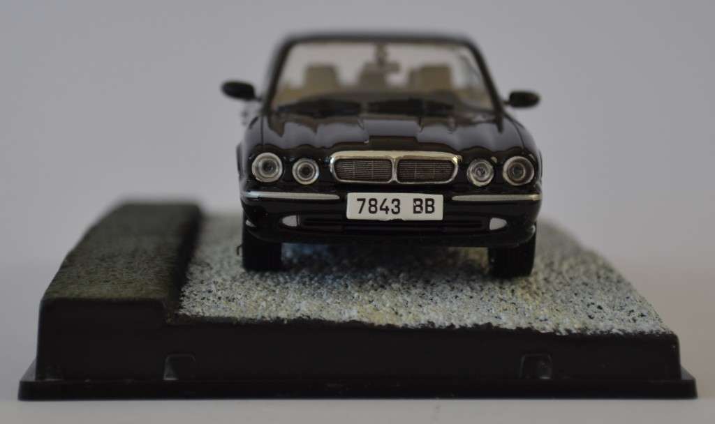 James Bond 007 Jaguar XJ8 - Casino Royale Model Car Scale 1:43 as per photo