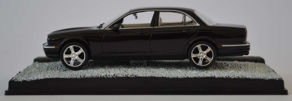 James Bond 007 Jaguar XJ8 - Casino Royale Model Car Scale 1:43 as per photo
