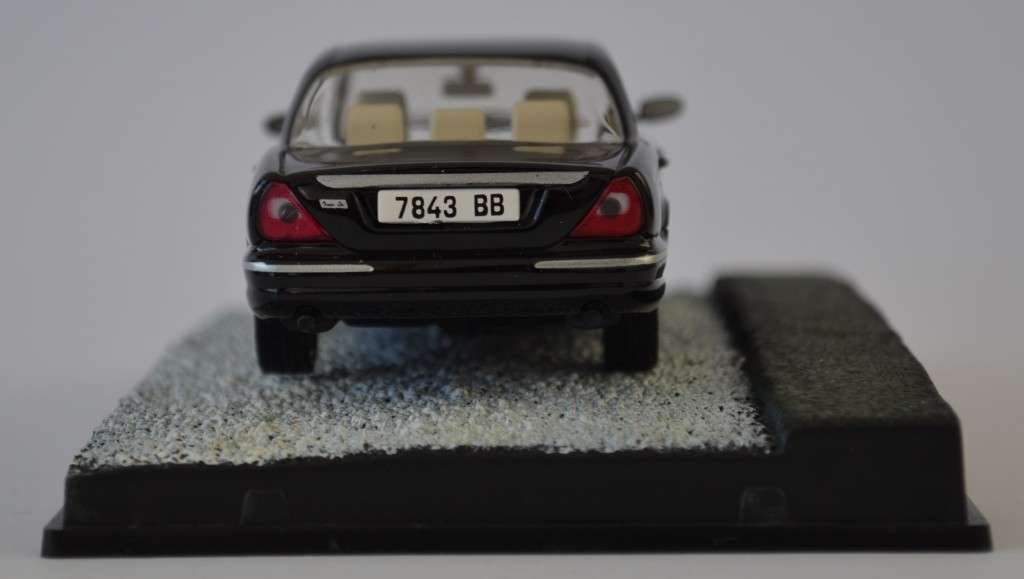 James Bond 007 Jaguar XJ8 - Casino Royale Model Car Scale 1:43 as per photo