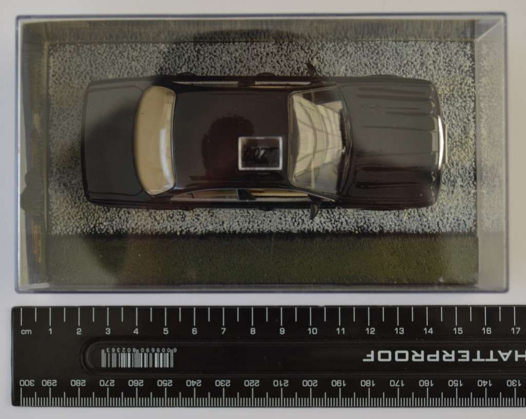 James Bond 007 Jaguar XJ8 - Casino Royale Model Car Scale 1:43 as per photo