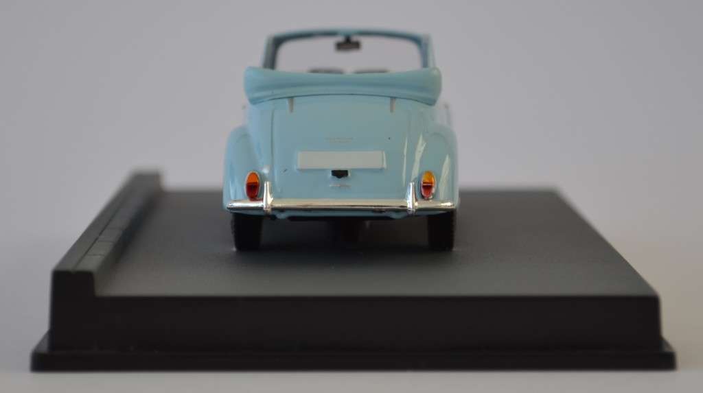 James Bond 007 Morris Minor - Thunderball Model Car Scale 1:43 as per photo