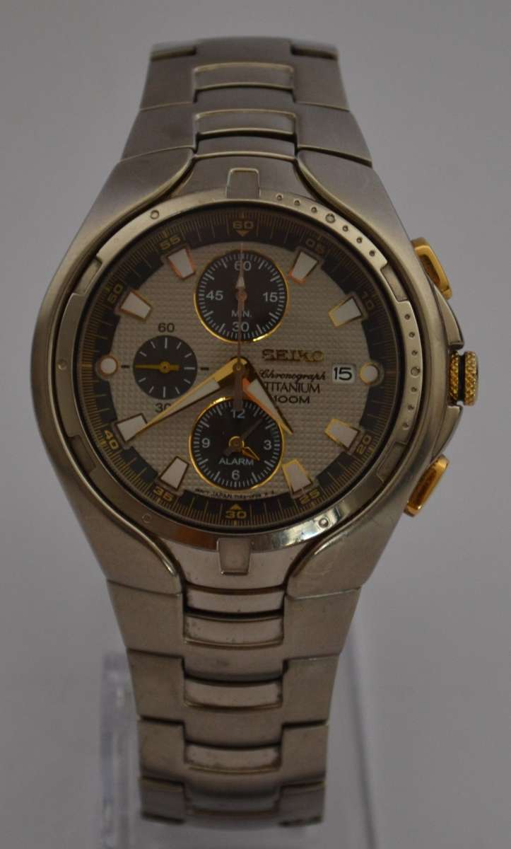 Seiko Chronograph Titanium Watch 100m in box - working as per photo