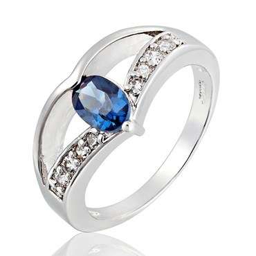**STUNNING WHITE GOLD OVAL CUT BLUE SAPPHIRE RING**