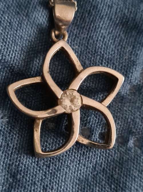 925 Sterling Silver Flower pendant