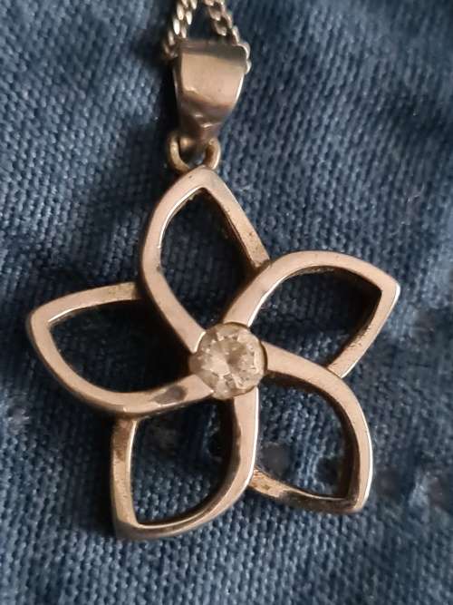 925 Sterling Silver Flower pendant