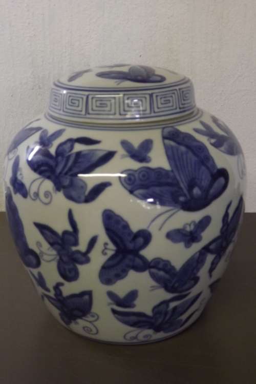BLUE AND WHITE CERAMIC GINGER JAR FROM SUEZYT