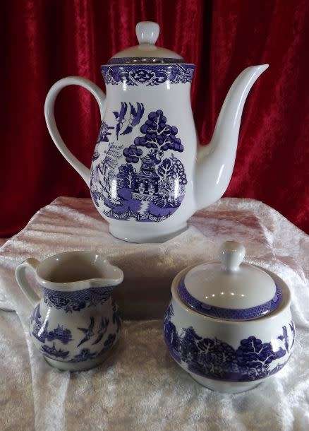 BLUE AND WHITE ENGLISH ROYAL WINDSOR WILLLOW 3 PIECE COFFEE SET from SUEZYT