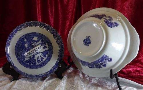 WILLOW PATTERN BLUE AND WHITE TUREEN / SERVING DISH from SUEZYT