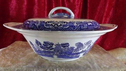 WILLOW PATTERN BLUE AND WHITE TUREEN / SERVING DISH from SUEZYT
