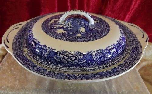 WILLOW PATTERN BLUE AND WHITE TUREEN / SERVING DISH from SUEZYT