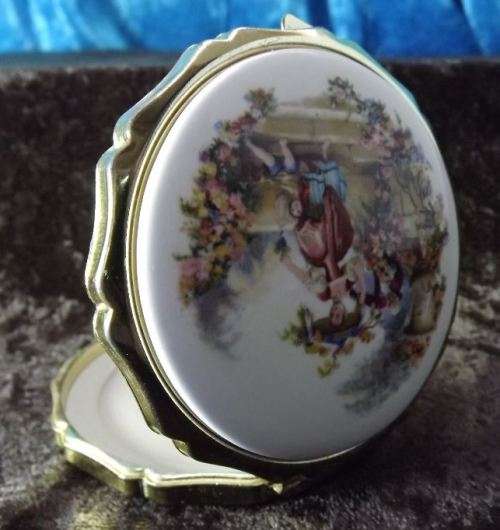 POWDER COMPACT from SUEZYT