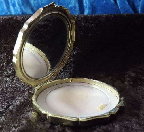 POWDER COMPACT from SUEZYT