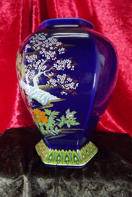 STUNNINGLY BEAUTIFUL ORIENTAL MORIAGE PEACOCK VASE from SUEZYT