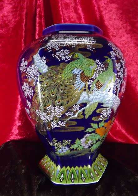 STUNNINGLY BEAUTIFUL ORIENTAL MORIAGE PEACOCK VASE from SUEZYT