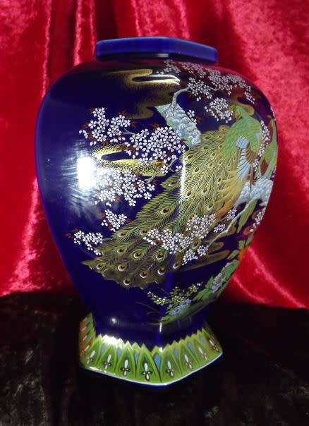 STUNNINGLY BEAUTIFUL ORIENTAL MORIAGE PEACOCK VASE from SUEZYT