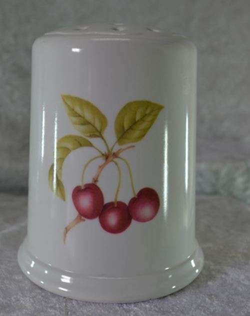 VINTAGE BAKELITE FLOUR SIFTER from SUEZYT