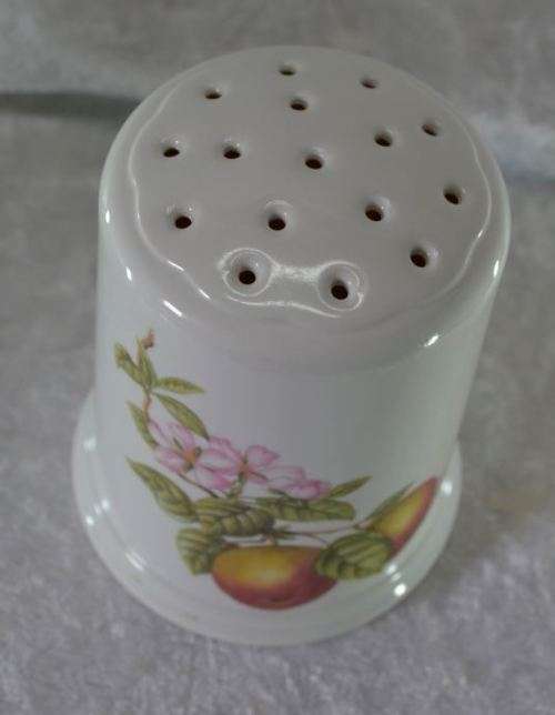 VINTAGE BAKELITE FLOUR SIFTER from SUEZYT