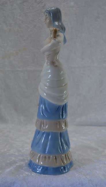 LADY CARRYING URNS - ATTRACTIVE FIGURINE - PORCELAIN - from SUEZYT