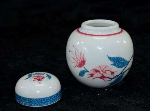 ELIZABETH ARDEN THE ROYAL PAVILION AT BRIGHTON GINGER JAR  - from SUEZYT