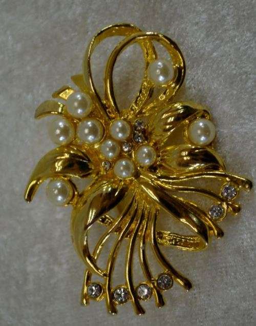BROOCH GOLD COLOURED - FAUX PEARLS  - from SUEZYT