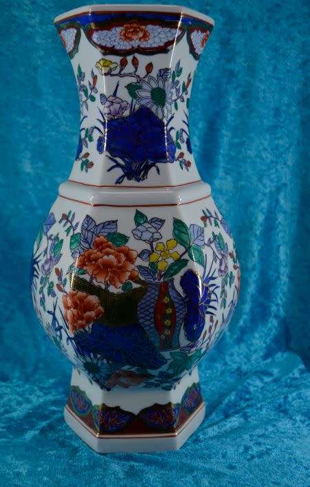 VINTAGE JAPANESE IMARI STYLE VASE  - from SUEZYT