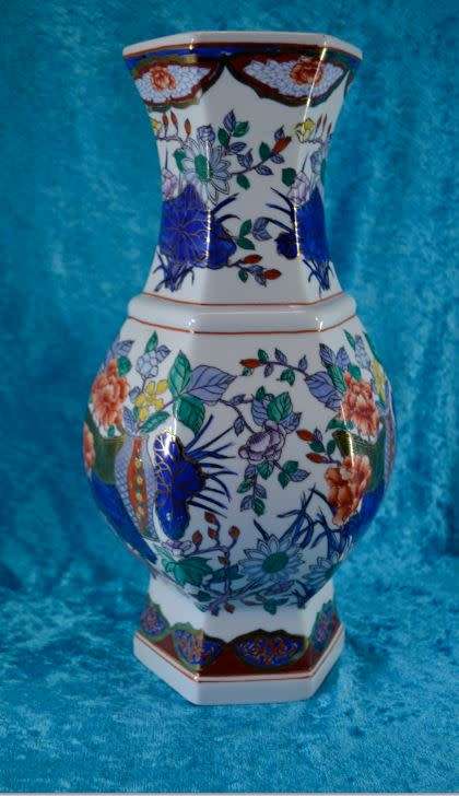 VINTAGE JAPANESE IMARI STYLE VASE  - from SUEZYT