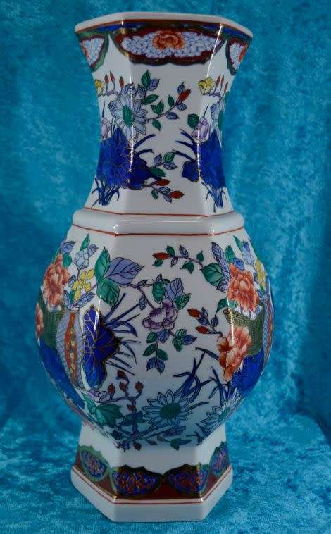 VINTAGE JAPANESE IMARI STYLE VASE  - from SUEZYT