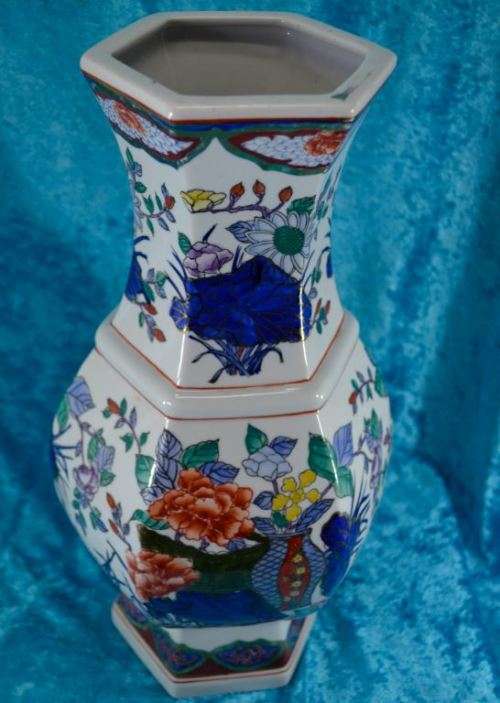 VINTAGE JAPANESE IMARI STYLE VASE  - from SUEZYT