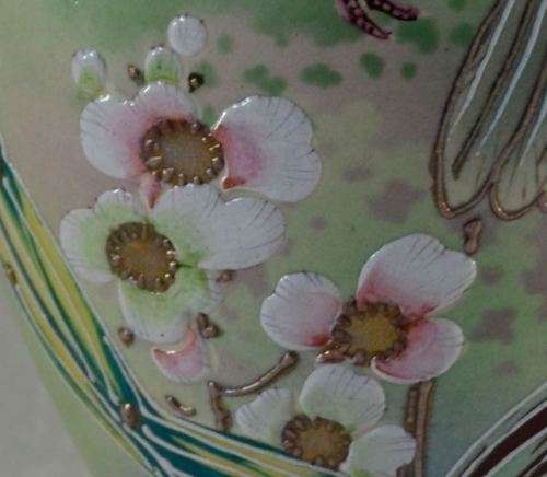 JAPANESE RED HEADED WOOD PIGEON SATSUMA (?) VASE - from SUEZYT