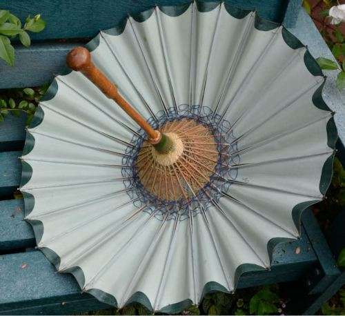 VINTAGE ORIENTAL OIL-PAPER UMBRELLA - from SUEZYT