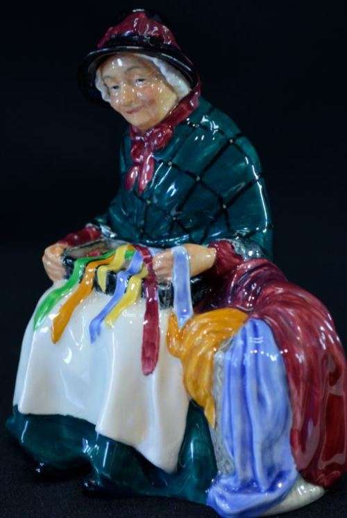 ROYAL DOULTON FIGURINE "SILKS AND RIBBONS" from SUEZYT