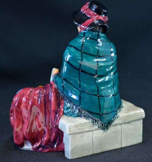 ROYAL DOULTON FIGURINE "SILKS AND RIBBONS" from SUEZYT