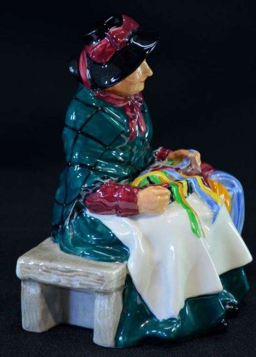 ROYAL DOULTON FIGURINE "SILKS AND RIBBONS" from SUEZYT