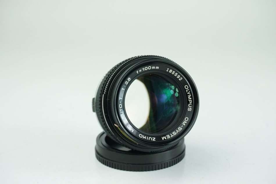 Legendary Olympus OM Zuiko MC 100mm f2.8 lens **Excellent Small Telephoto lens, Mint Condition**