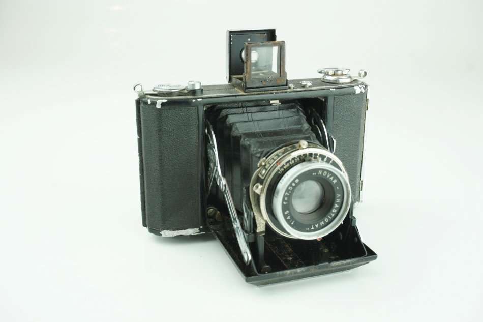 Zeiss Ikonta 520/16 medium format folding camera **Good for display**