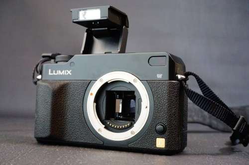 Panasonic Lumix DMC-L1 DSLR 7.5MP Live MOS 4/3 Four Thirds SLR Camera Body  **Excellent Condition**
