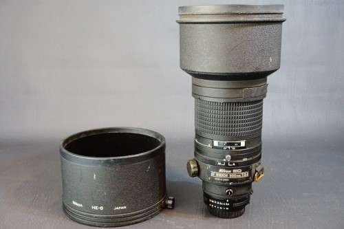 Nikon Nikkor AF ED 300mm F2.8 Telephoto Lens in Nikon AF Mount W Trunk and Hood  **Great Condition**