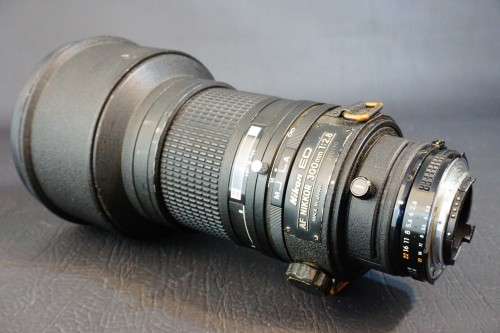Nikon Nikkor AF ED 300mm F2.8 Telephoto Lens in Nikon AF Mount W Trunk and Hood  **Great Condition**