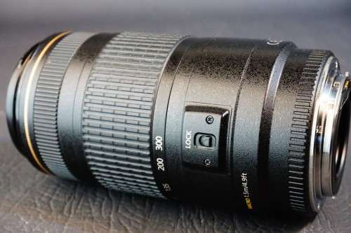 Canon EF 70-300mm f/4-5.6 IS USM Lens in Canon EF Mount  **Excellent Condition**