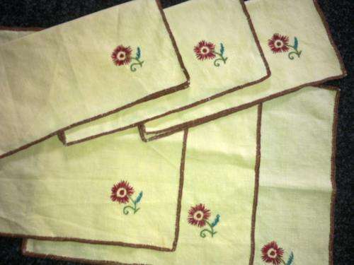 Six vintage yellow serviettes