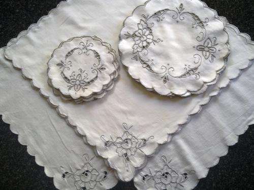 Vintage table set - 12 dinner serviettes / napkins + 6 mats + 6 coasters