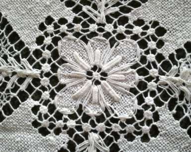 Vintage hand knotted lace doilie 24cm