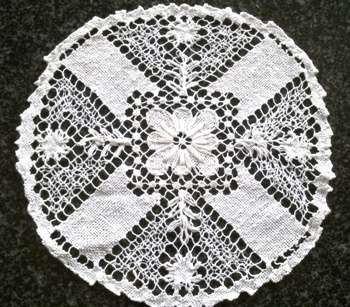 Vintage hand knotted lace doilie 24cm