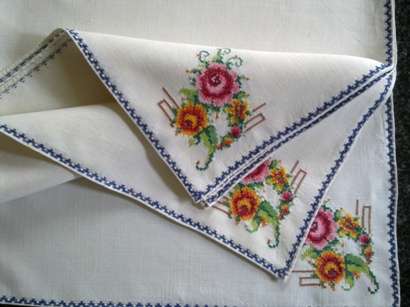 Beautiful set of eight embroidered linen dinner serviettes