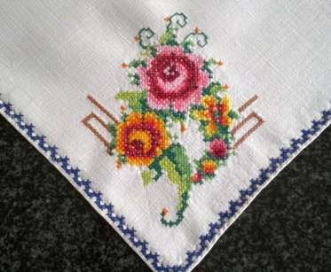 Beautiful set of eight embroidered linen dinner serviettes
