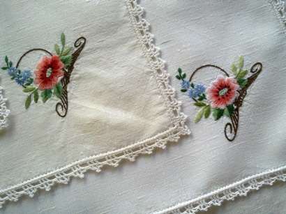 Beautiful vintage linen hand embroidered lunch napkins x 5