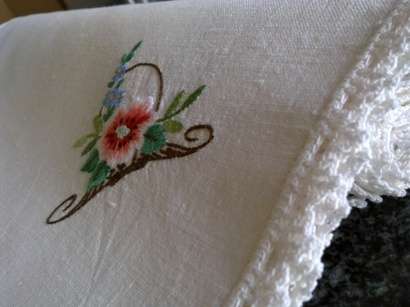Beautiful vintage linen hand embroidered lunch napkins x 5